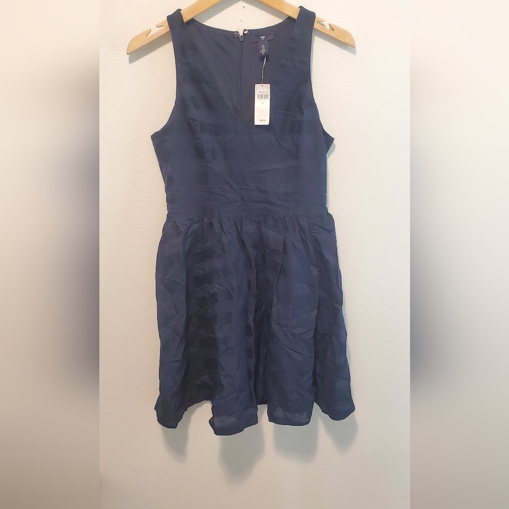 Gap fit & flare navy v-neck size 2